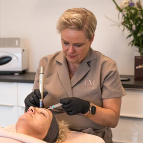 Daniëlla is hier bezig met een specialistische microneedling anti-aging behandeling in Schoonheidssalon Le Masque in Cuijk.